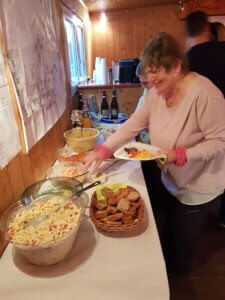 Schwägerin_Vreni_eröffnet_Dessertbuffet